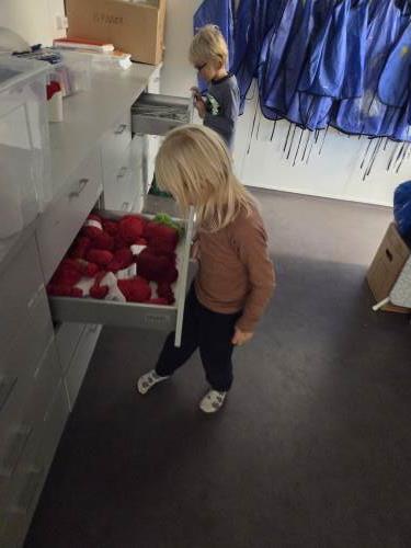 jakt i kjøkkenskuffene. 